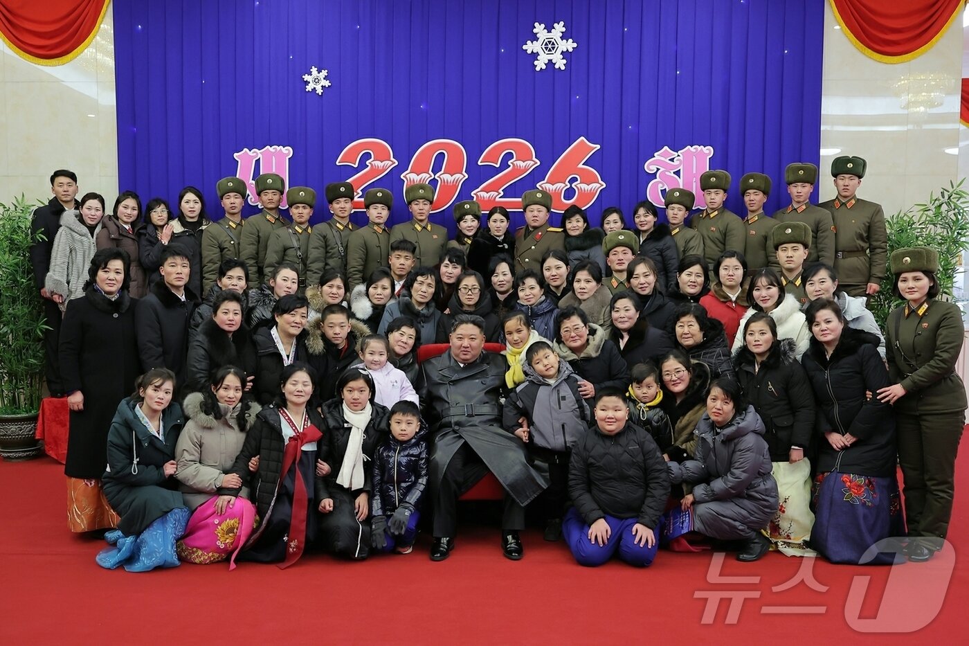 본문 이미지 - (평양 노동신문=뉴스1) = 북한 노동당 기관지 노동신문은 김정은 당 총비서가 '2026년 신년경축공연'에 참석한 해외작전부대 지휘관 가족들과 기념사진을 찍었다고 1일 보도했다. [국내에서만 사용가능. 재배포 금지. DB 금지. For Use Only in the Republic of Korea. Redistribution Prohibited] rodongphoto@news1.kr