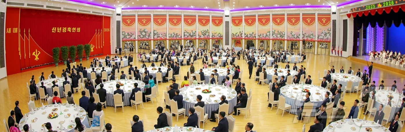 (평양 노동신문=뉴스1) = 북한 노동당 기관지 노동신문은 김정은 당 총비서가 국가유공자들을 위한 신년 경축행사를 열고 이들을 격려했다고 1일 보도했다. [국내에서만 사용가능. 재 …