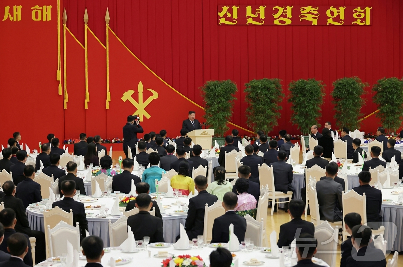 (평양 노동신문=뉴스1) = 북한 노동당 기관지 노동신문은 김정은 당 총비서가 국가유공자들을 위한 신년 경축행사를 열고 이들을 격려했다고 1일 보도했다. [국내에서만 사용가능. 재 …