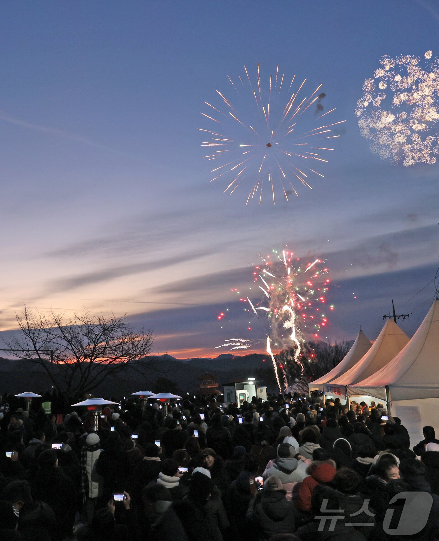 본문 이미지 - 1일 전북 임실군에 소재한 국사봉에서 해맞이 행사가 열리고 있다. 임실군은 해맞이에 앞서 불꽃놀이를 펼치고 있다.(임실군제공. 재판매 및 DB금지)2026.1.1/뉴스1 ⓒ News1 김동규 기자