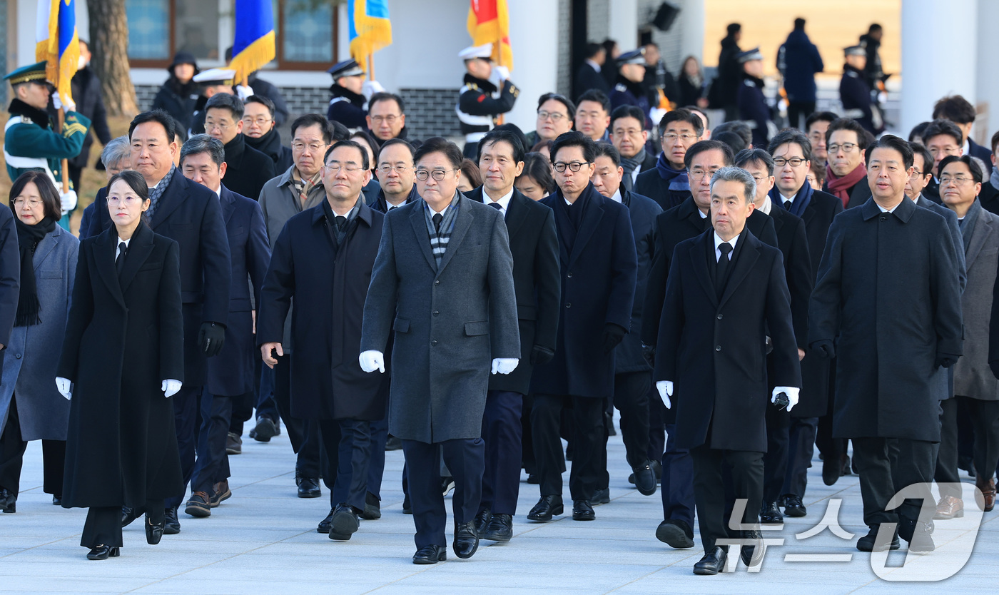 (서울=뉴스1) 임세영 기자 = 우원식 국회의장이 새해 첫 날인 1일 서울 동작구 국립서울현충원에서 현충탑에 참배하고 있다. 2026.1.1/뉴스1