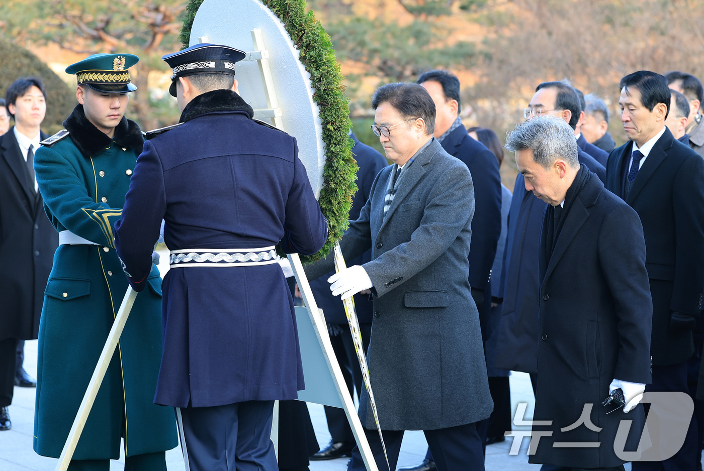 (서울=뉴스1) 임세영 기자 = 우원식 국회의장이 새해 첫 날인 1일 서울 동작구 국립서울현충원에서 현충탑에 헌화하고 있다. 2026.1.1/뉴스1