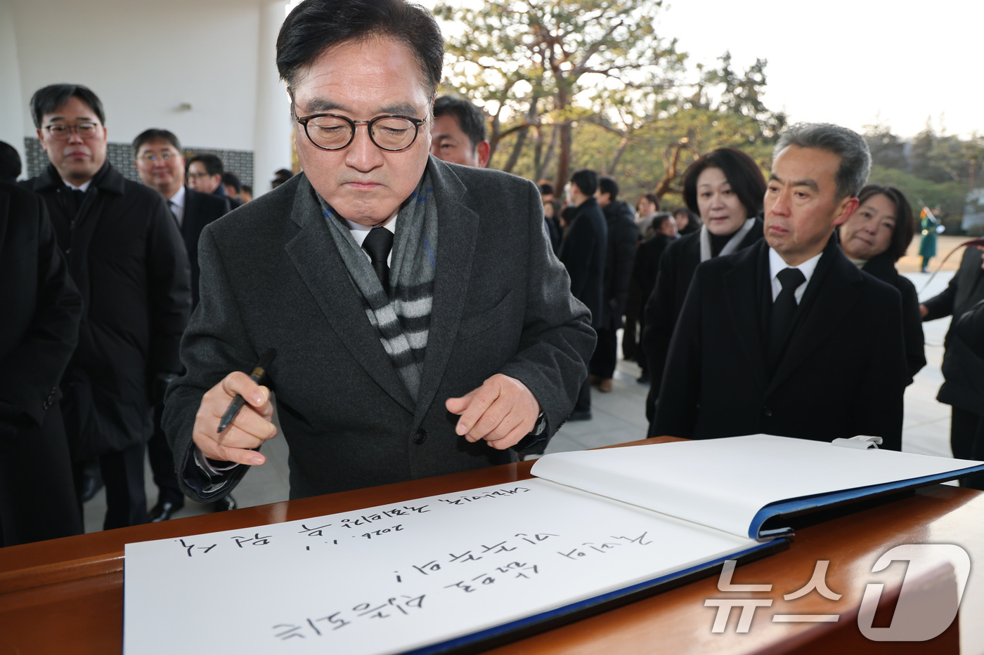 (서울=뉴스1) 임세영 기자 = 우원식 국회의장이 새해 첫 날인 1일 서울 동작구 국립서울현충원에서 현충탑 참배를 마친 후 방명록을 작성하고 있다. 2026.1.1/뉴스1