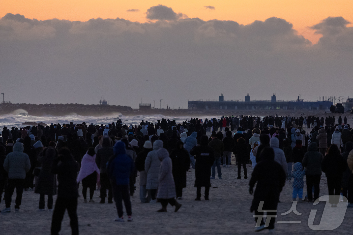 (동해=뉴스1) 윤왕근 기자 = 2026년 병오년(丙午年) 새해 첫날인 1일 강원 동해시 망상해변에서 해맞이 인파가 가득한 모습이다.(동해시 제공, 재판매 및 DB 금지) 2026 …