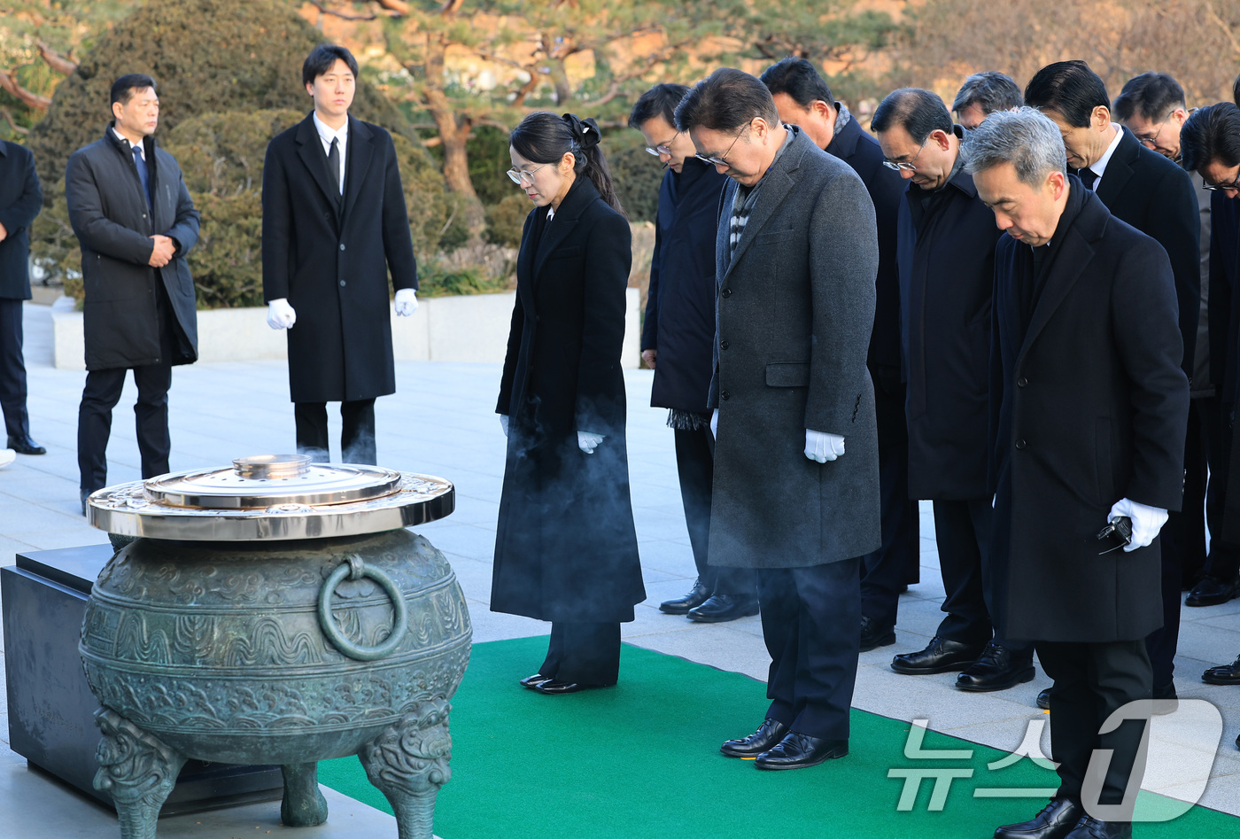 (서울=뉴스1) 임세영 기자 = 우원식 국회의장이 새해 첫 날인 1일 서울 동작구 국립서울현충원에서 현충탑에 참배하고 있다. 2026.1.1/뉴스1