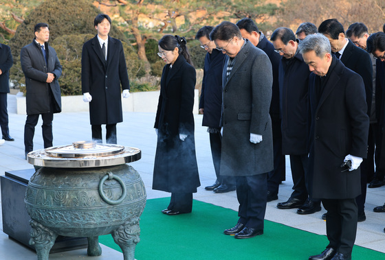 현충탑 참배하는 우원식 국회의장