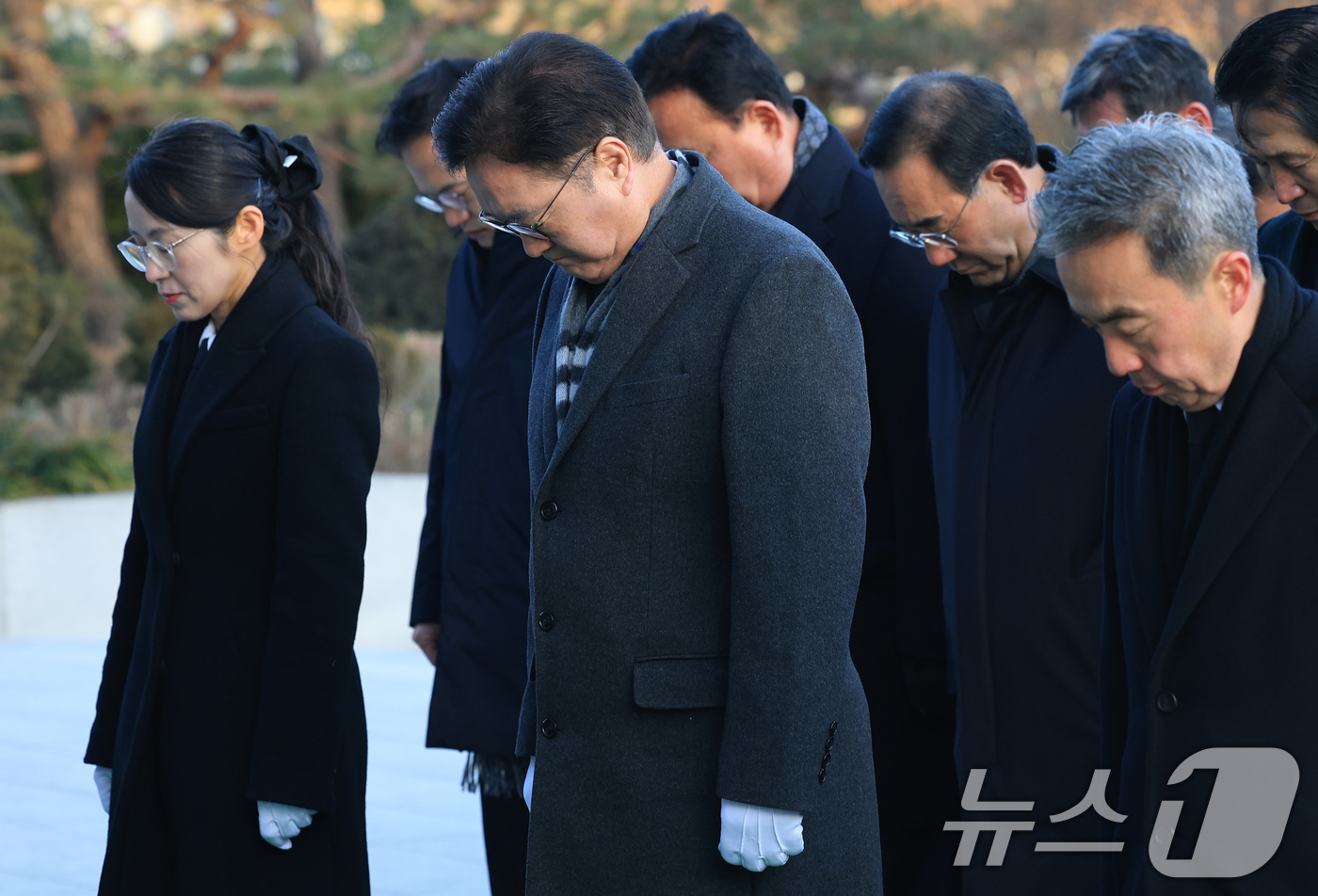 (서울=뉴스1) 임세영 기자 = 우원식 국회의장이 새해 첫 날인 1일 서울 동작구 국립서울현충원에서 현충탑에 참배하고 있다. 2026.1.1/뉴스1