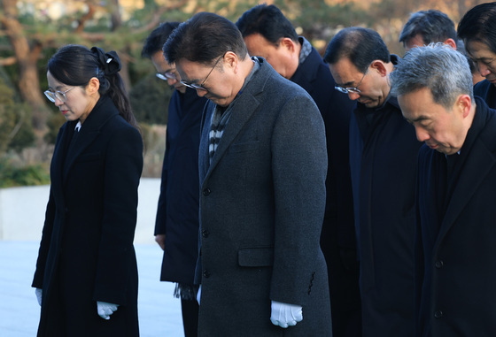 묵념하는 우원식 국회의장