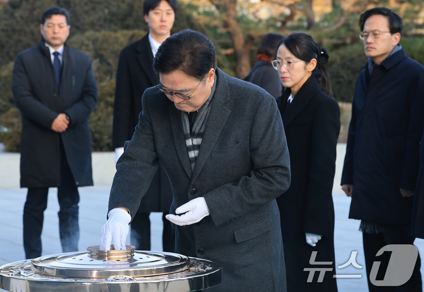 (서울=뉴스1) 임세영 기자 = 우원식 국회의장이 새해 첫 날인 1일 서울 동작구 국립서울현충원에서 현충탑에 분향하고 있다. 2026.1.1/뉴스1