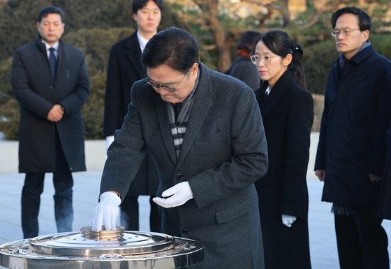 분향하는 우원식 국회의장