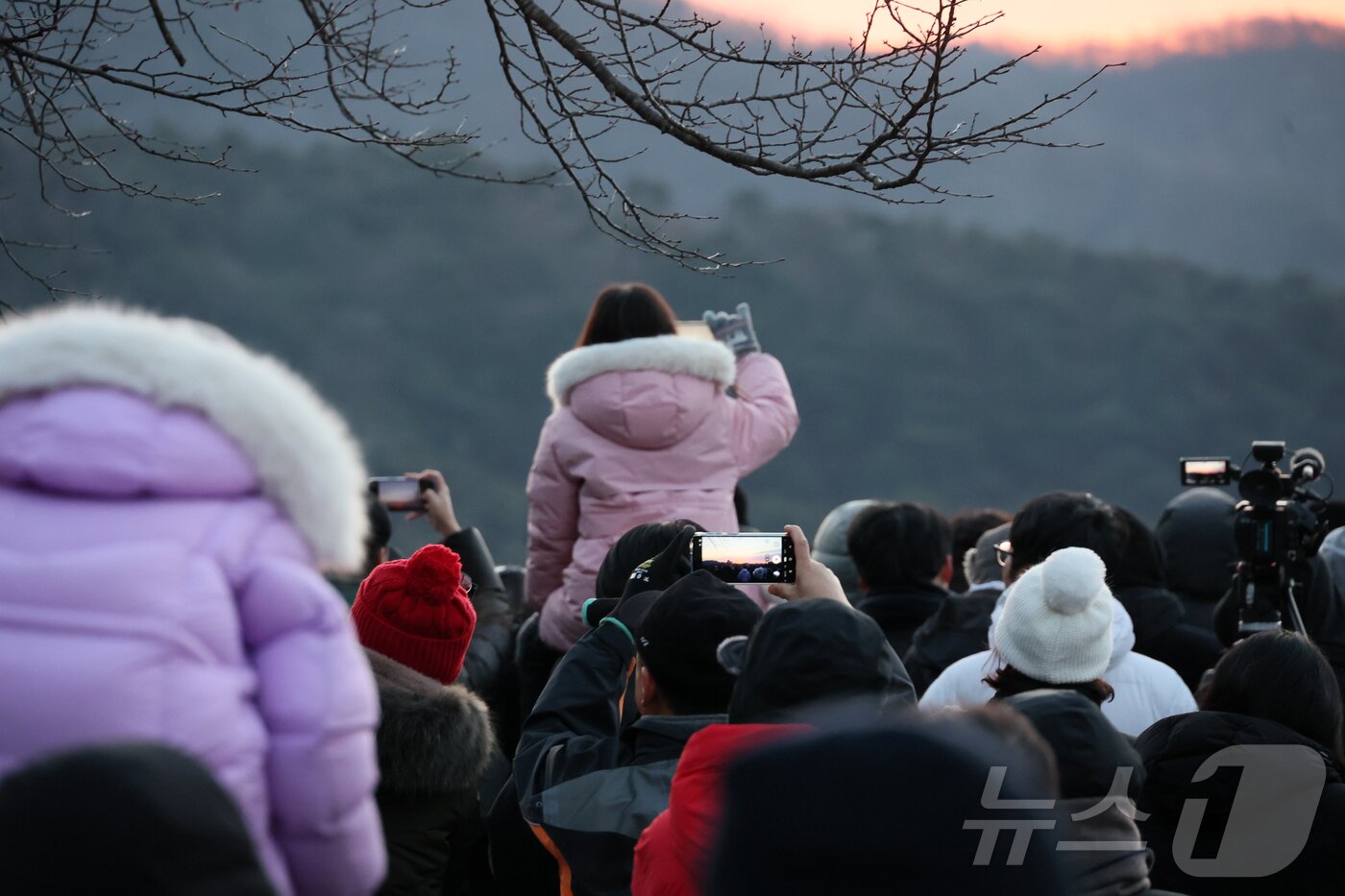 본문 이미지 - 1일 전북 임실군 국사봉에서 해맞이를 하는 시민들이 일출을 촬영하고 있다.(임실군제공. 재판매 및 DB금지)2026.1.1/뉴스1 ⓒ News1 김동규 기자