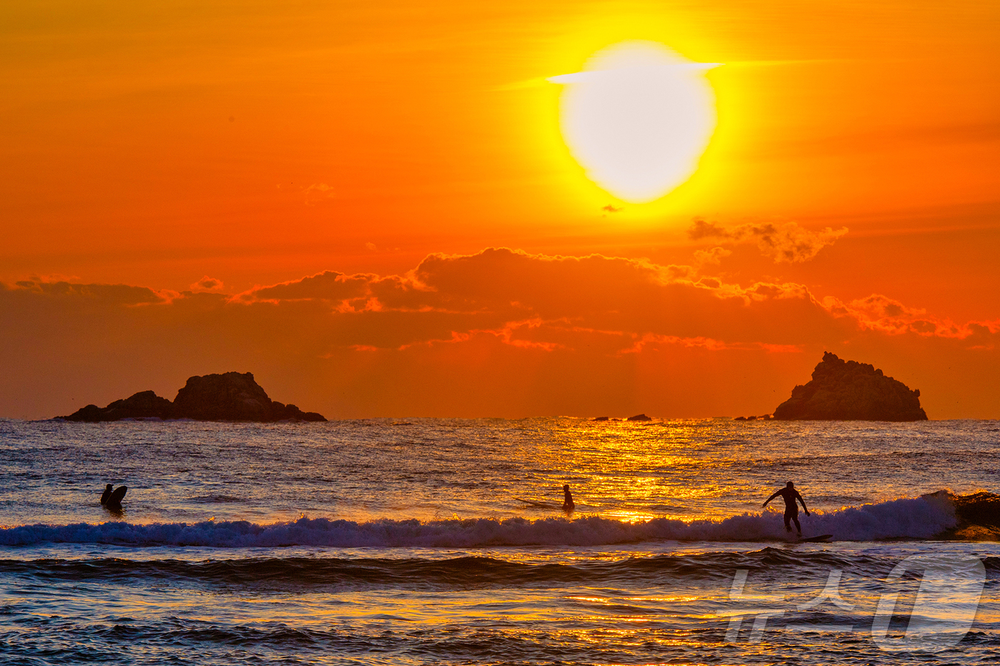 (강원 고성=뉴스1) 윤왕근 기자 = 2026년 병오년(丙午年) 새해 첫날인 1일 강원 동해안 최북단 고성군 봉수대 해변에서 해가 수평선 위로 떠오르자 시민과 관광객들이 스마트폰으 …