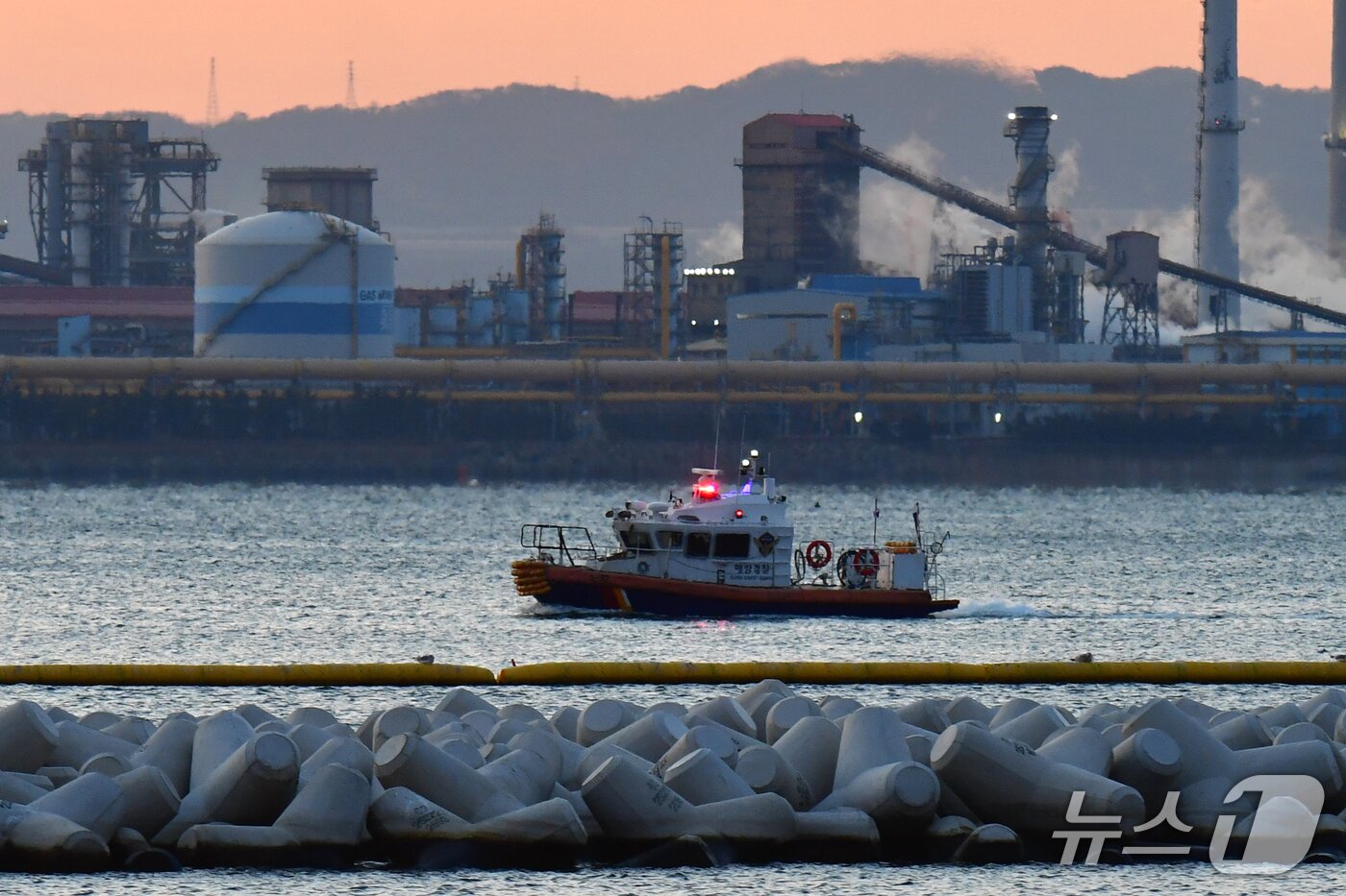 본문 이미지 -  2026년 병오년 새해 첫 날인 1일 경북 포항해양경찰서 연인경비정이 영일대 해수욕장 앞 바다에서 해상 안전 경비를 강화하고 있다. 2026.1.1/뉴스1 ⓒ News1 최창호 기자