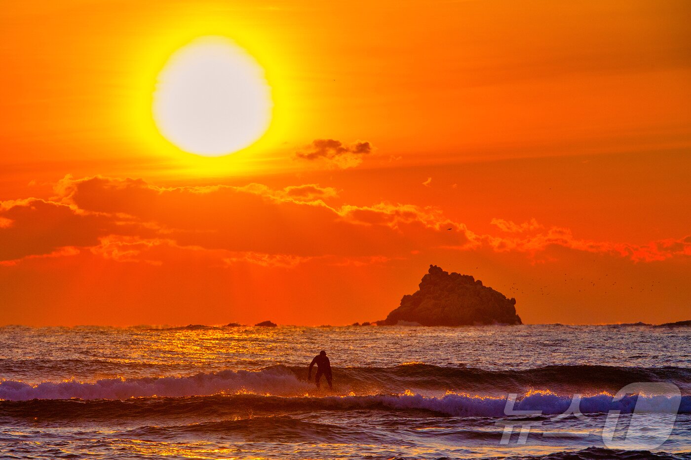 본문 이미지 - 2026년 병오년(丙午年) 새해 첫날인 1일 강원 동해안 최북단 고성군 봉수대 해변에서 해가 수평선 위로 떠오르자 시민과 관광객들이 스마트폰으로 장관을 담고 있다.(강원 고성군 제공, 재판매 및 DB 금지) 2026.1.1/뉴스1 ⓒ News1 윤왕근 기자
