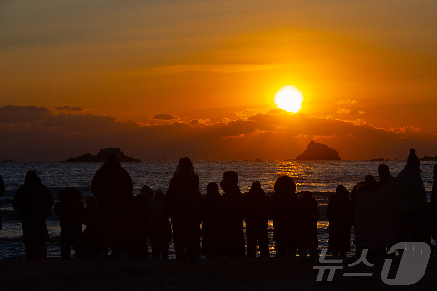 (강원 고성=뉴스1) 윤왕근 기자 = 2026년 병오년(丙午年) 새해 첫날인 1일 강원 동해안 최북단 고성군 봉수대 해변에서 해가 수평선 위로 떠오르자 시민과 관광객들이 스마트폰으 …