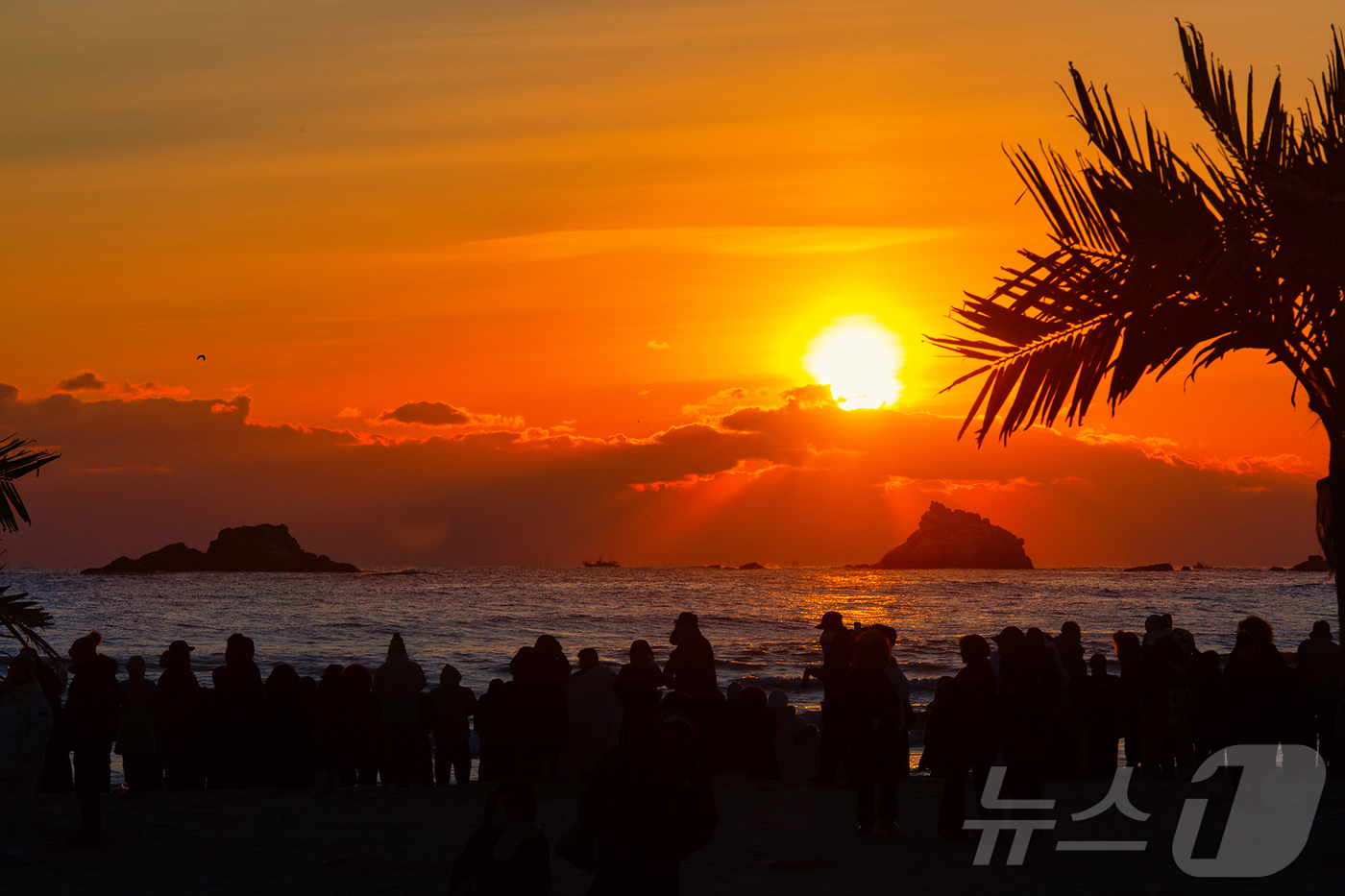 (강원 고성=뉴스1) 윤왕근 기자 = 2026년 병오년(丙午年) 새해 첫날인 1일 강원 동해안 최북단 고성군 봉수대 해변에서 해가 수평선 위로 떠오르자 시민과 관광객들이 스마트폰으 …
