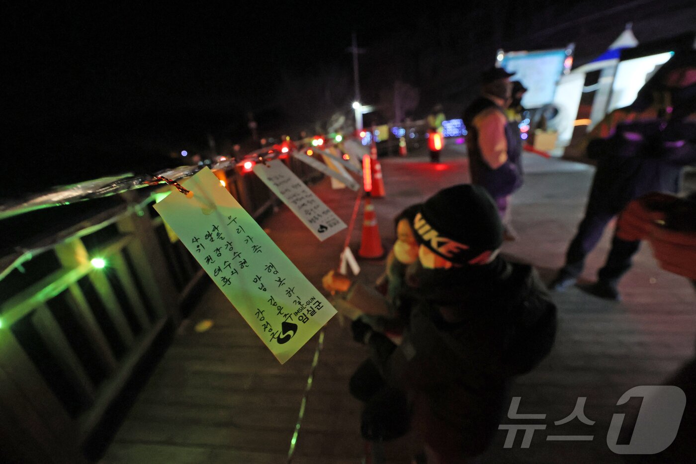 본문 이미지 - 전북 임실군 국사봉에서 열린 해맞이 행사에서 한 어린이가 소원을 기원하고 있다.(임실군제공, 재판매 및 DB제공)2026.1.1/뉴스1 ⓒ News1 김동규 기자
