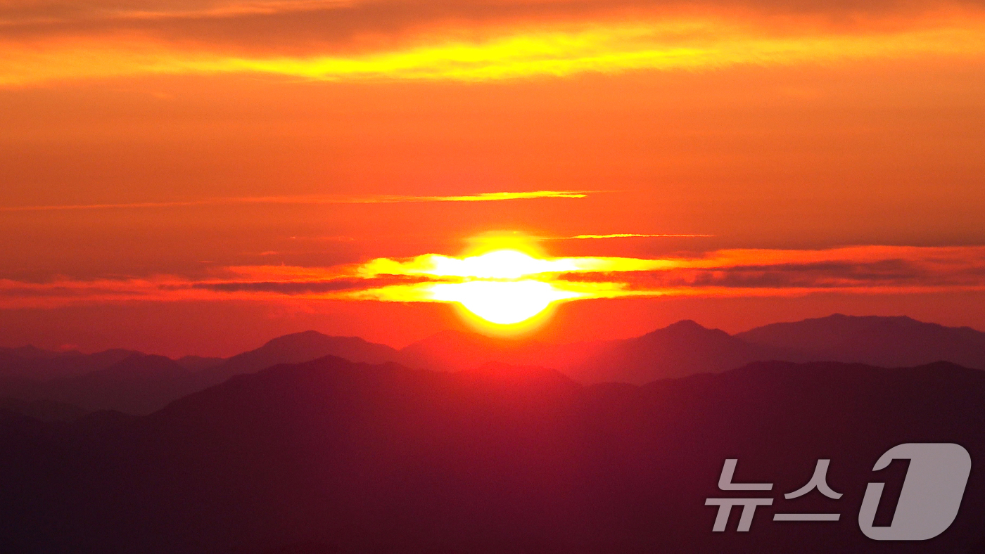 (서울=뉴스1) = 새해 첫 날인 1일 경남 거창군 남상면 감악산 정상에서 바라본 동녘 하늘에 2026년 병오년 첫 태양이 붉게 떠오르고 있다. (거창군 제공. 재판매 및 DB 금 …