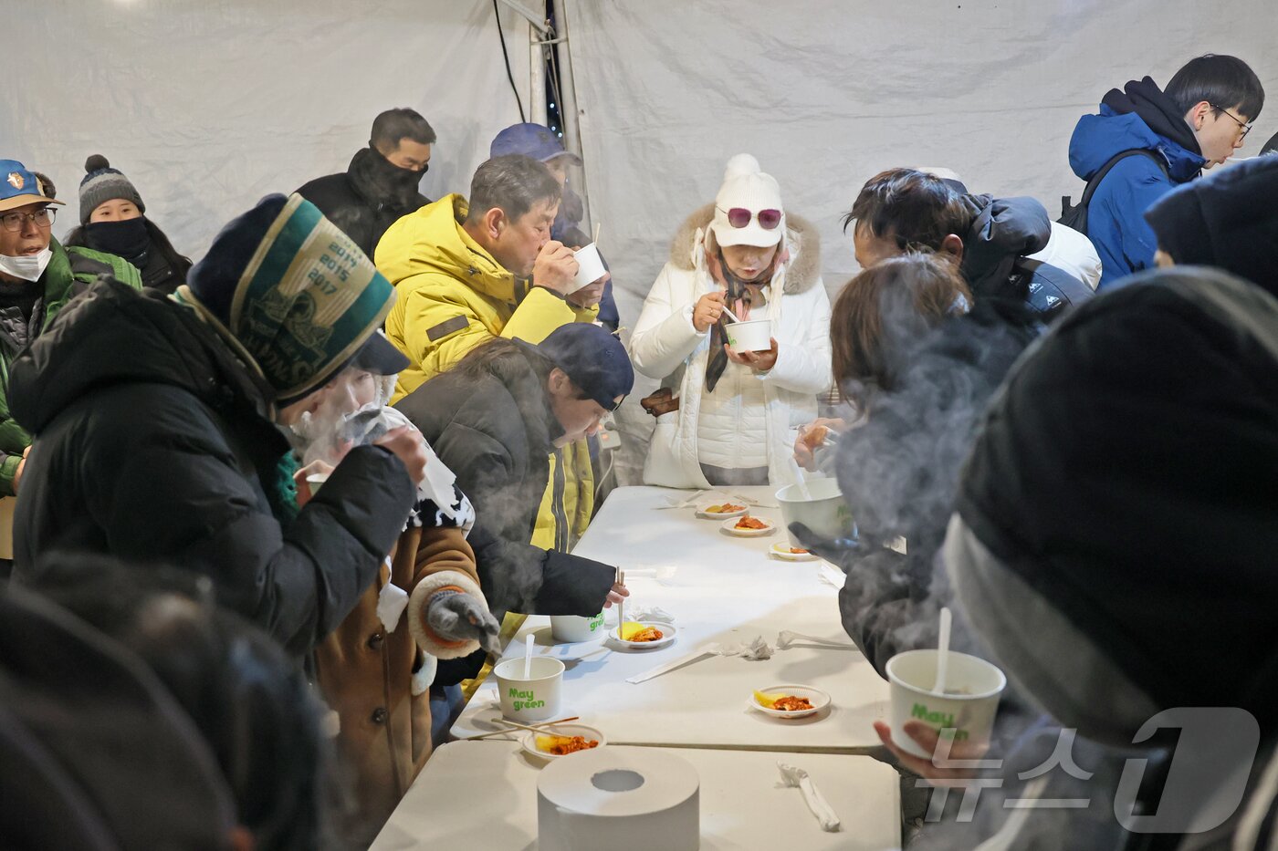 본문 이미지 - 전북 임실군 국사봉에서 해맞이를 보기 위해 찾은 관광객들이 무료 제공된 떡국을 먹고 있다.(임실군제공. 재판매 및 DB금지)2026.1.1/뉴스1 ⓒ News1 김동규 기자