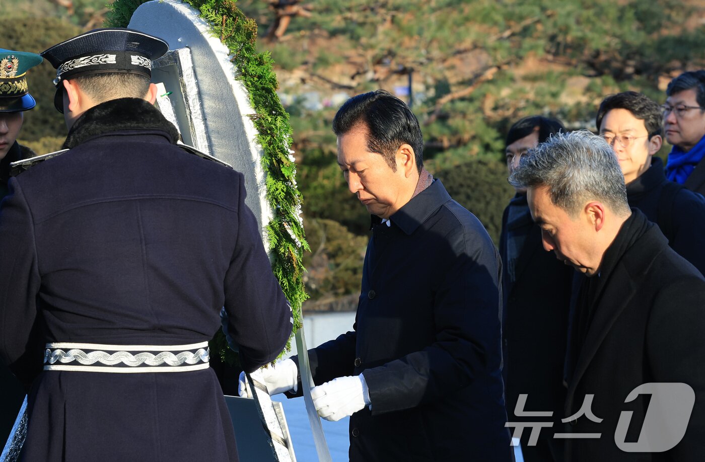 본문 이미지 - 정청래 더불어민주당 대표가 새해 첫 날인 1일 서울 동작구 국립서울현충원에서 현충탑에 헌화하고 있다. 2026.1.1/뉴스1 ⓒ News1 임세영 기자