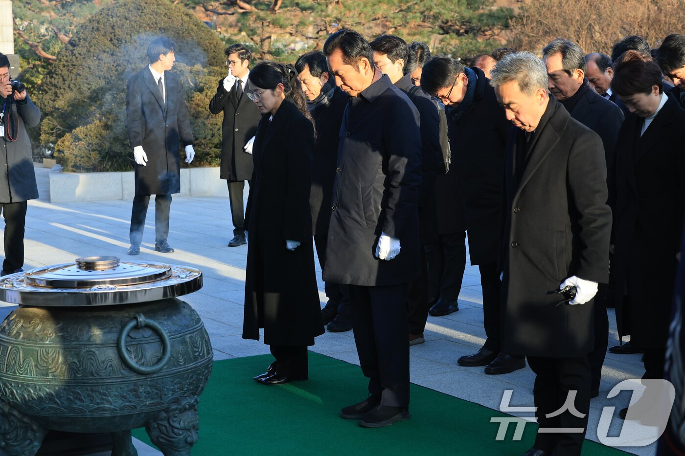 본문 이미지 - 정청래 더불어민주당 대표가 새해 첫 날인 1일 서울 동작구 국립서울현충원에서 현충탑에 참배하고 있다. 2026.1.1/뉴스1 ⓒ News1 임세영 기자