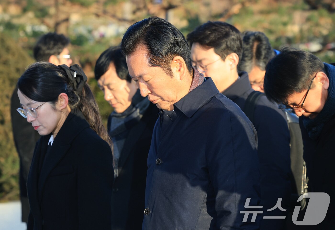 본문 이미지 - 정청래 더불어민주당 대표가 새해 첫 날인 1일 서울 동작구 국립서울현충원에서 현충탑에 참배하고 있다. 2026.1.1/뉴스1 ⓒ News1 임세영 기자