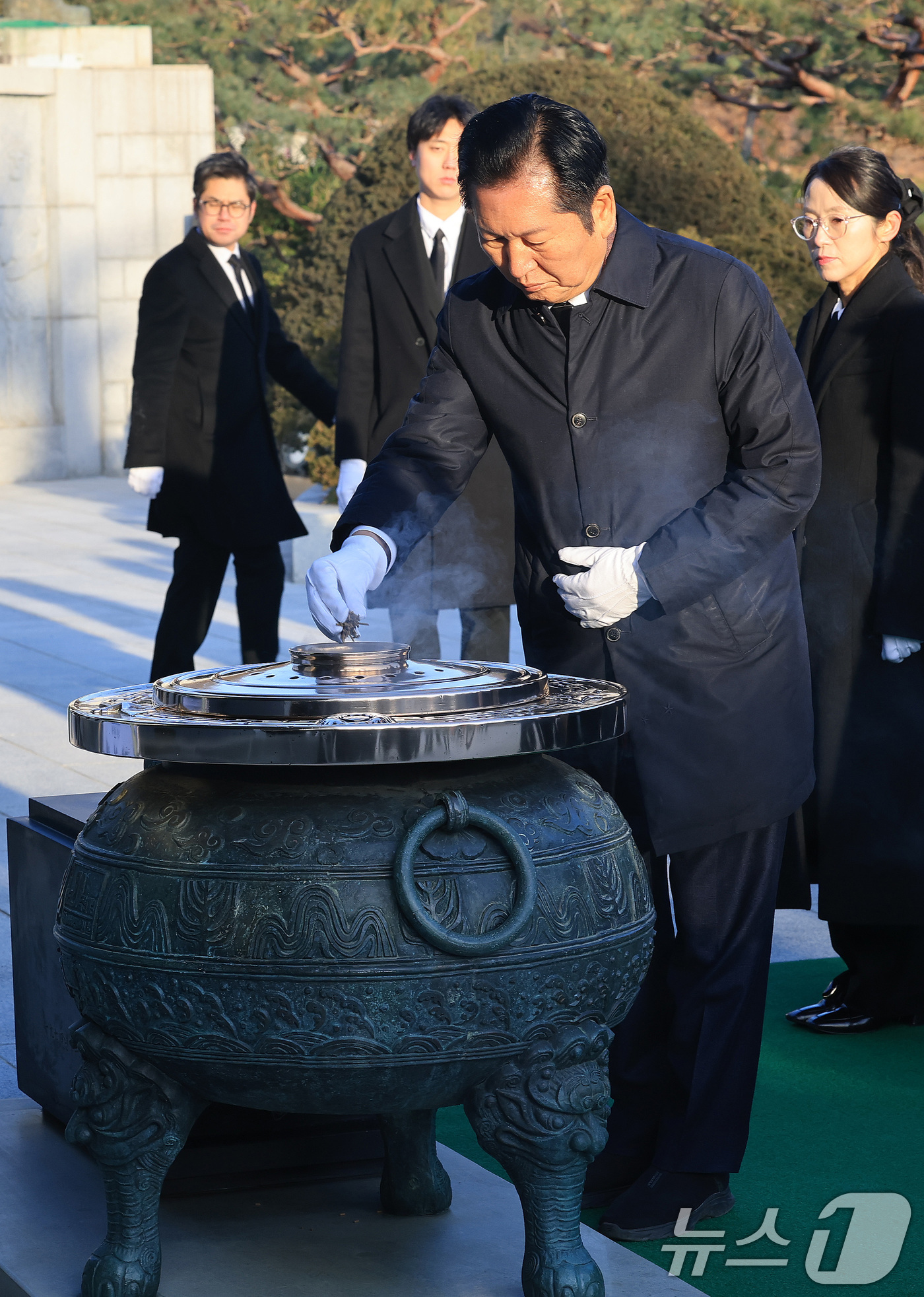 (서울=뉴스1) 임세영 기자 = 정청래 더불어민주당 대표가 새해 첫 날인 1일 서울 동작구 국립서울현충원에서 현충탑에 분향하고 있다. 2026.1.1/뉴스1