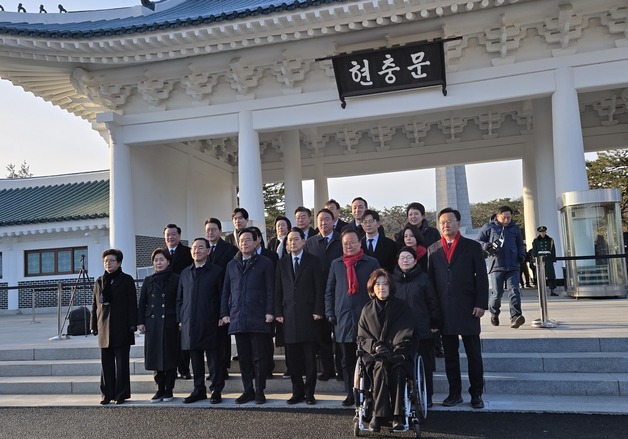 장동혁, 새해 첫날 현충원 참배…"백성은 나라의 근본"
