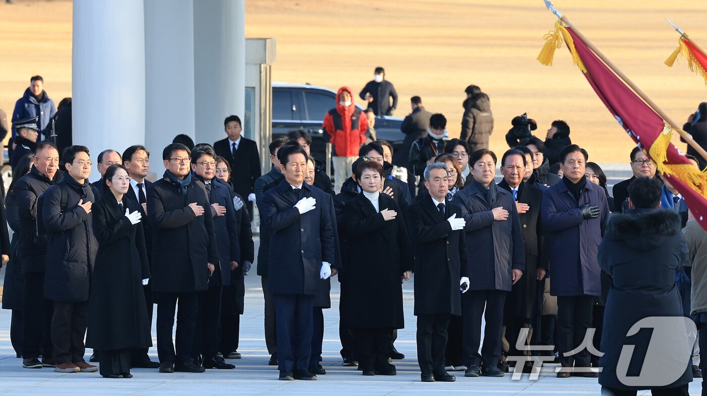 본문 이미지 - 정청래 더불어민주당 대표가 새해 첫 날인 1일 서울 동작구 국립서울현충원에서 국기에 대한 경례를 하고 있다. 2026.1.1/뉴스1 ⓒ News1 임세영 기자