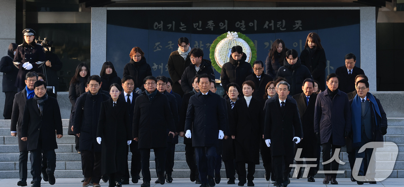 (서울=뉴스1) 임세영 기자 = 정청래 더불어민주당 대표가 새해 첫 날인 1일 서울 동작구 국립서울현충원에서 현충탑에 참배를 마치고 이동하고 있다. 2026.1.1/뉴스1