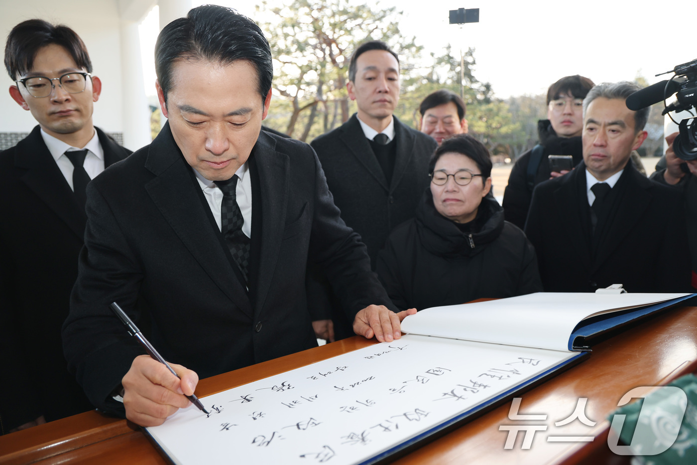 (서울=뉴스1) 임세영 기자 = 장동혁 국민의힘 대표가 새해 첫 날인 1일 서울 동작구 국립서울현충원에서 현충탑 참배를 마친 후 방명록을 작성하고 있다. 2026.1.1/뉴스1