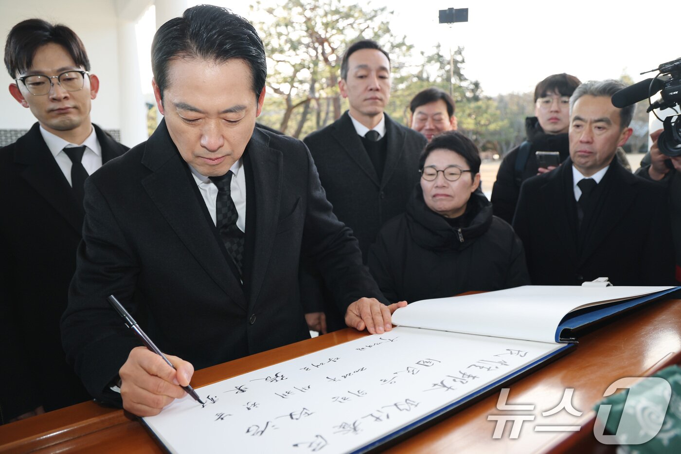 본문 이미지 - 장동혁 국민의힘 대표가 새해 첫날인 1일 서울 동작구 국립서울현충원에서 현충탑 참배를 마친 후 방명록을 작성하고 있다. 2026.1.1/뉴스1 ⓒ News1 임세영 기자
