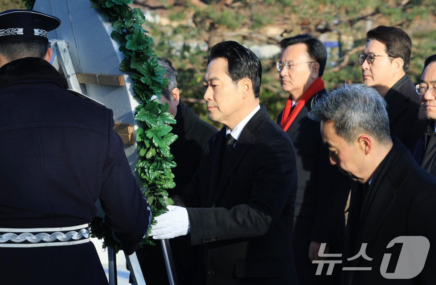본문 이미지 - 장동혁 국민의힘 대표가 새해 첫 날인 1일 서울 동작구 국립서울현충원에서 현충탑에 헌화하고 있다. 2026.1.1/뉴스1 ⓒ News1 임세영 기자