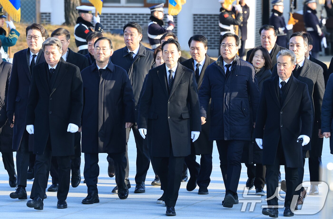 본문 이미지 - 장동혁 국민의힘 대표가 새해 첫 날인 1일 서울 동작구 국립서울현충원에서 현충탑에 참배하고 있다. 2026.1.1/뉴스1 ⓒ News1 임세영 기자