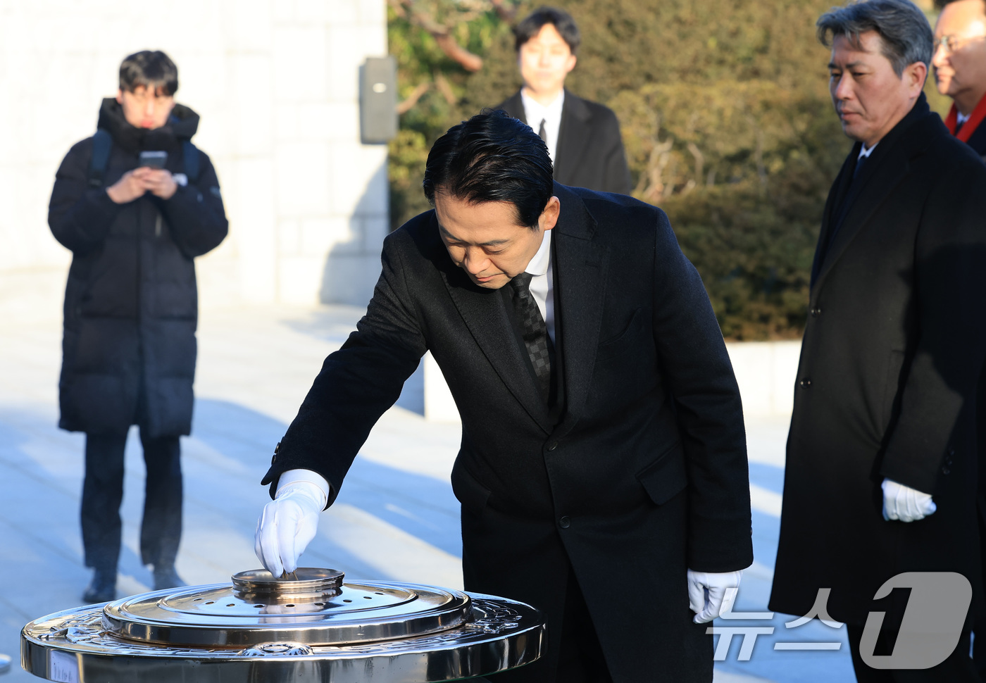 (서울=뉴스1) 임세영 기자 = 장동혁 국민의힘 대표가 새해 첫 날인 1일 서울 동작구 국립서울현충원에서 현충탑에 참배하고 있다. 2026.1.1/뉴스1