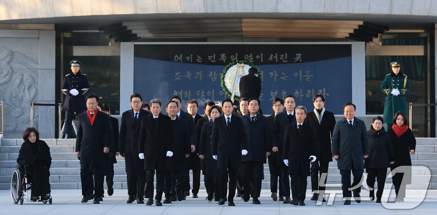 본문 이미지 - 장동혁 국민의힘 대표가 새해 첫 날인 1일 서울 동작구 국립서울현충원에서 현충탑에 참배를 마치고 이동하고 있다. 2026.1.1/뉴스1 ⓒ News1 임세영 기자