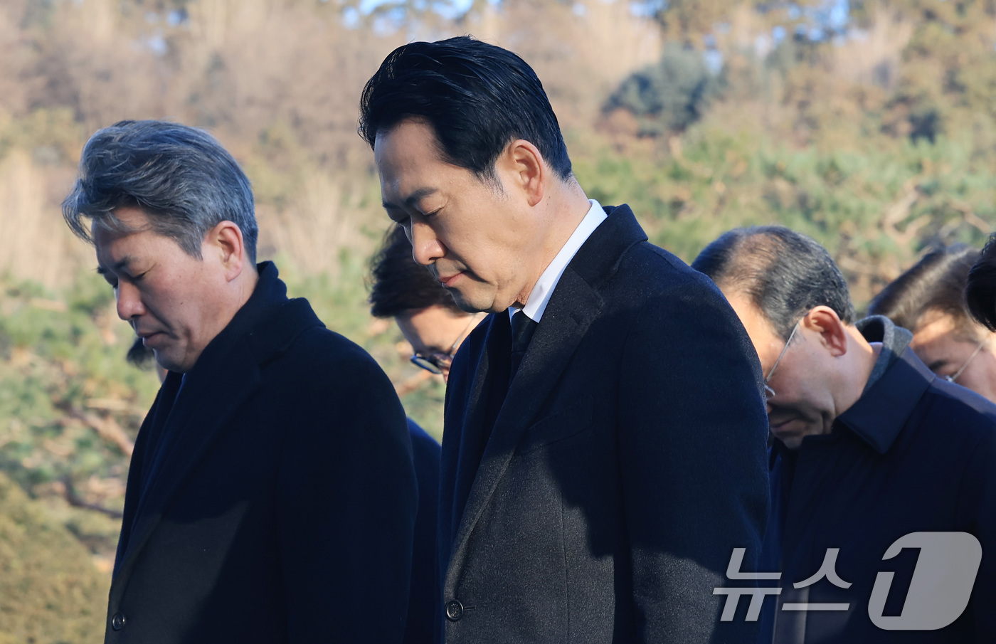 (서울=뉴스1) 임세영 기자 = 장동혁 국민의힘 대표가 새해 첫 날인 1일 서울 동작구 국립서울현충원에서 현충탑에 참배하고 있다. 2026.1.1/뉴스1