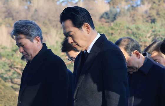 현충탑 참배하는 장동혁 대표