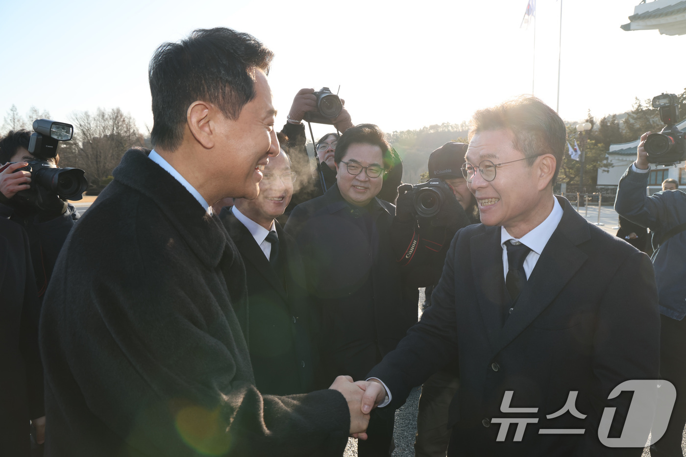 (서울=뉴스1) 임세영 기자 = 오세훈 서울시장(왼쪽)과 정원오 성동구청장이 새해 첫 날인 1일 서울 동작구 국립서울현충원에서 현충탑 참배에 앞서 인사를 나누고 있다. 2026.1 …