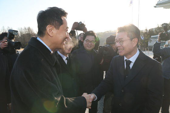 새해 첫날 인사 나누는 오세훈 서울시장·정원오 성동구청장