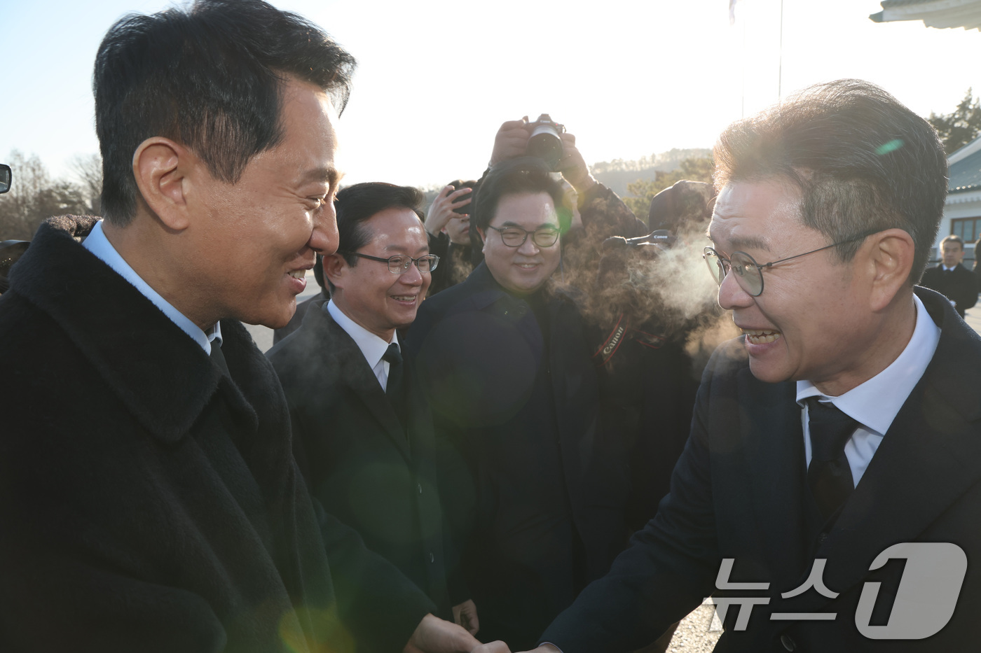 (서울=뉴스1) 임세영 기자 = 오세훈 서울시장(왼쪽)과 정원오 성동구청장이 새해 첫 날인 1일 서울 동작구 국립서울현충원에서 현충탑 참배에 앞서 인사를 나누고 있다. 2026.1 …