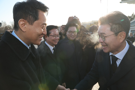 인사 나누는 오세훈·정원오