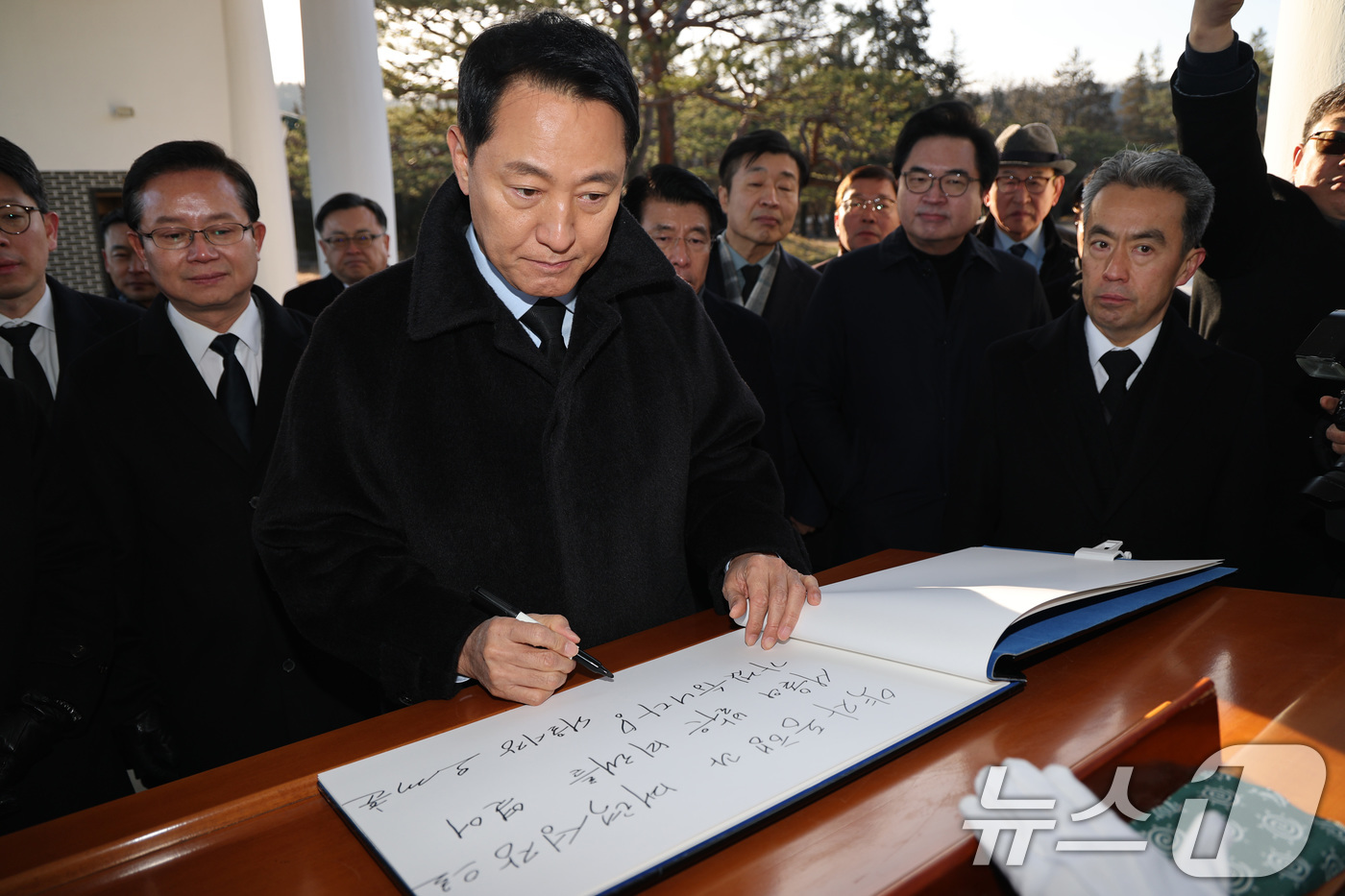(서울=뉴스1) 임세영 기자 = 오세훈 서울시장이 새해 첫 날인 1일 서울 동작구 국립서울현충원에서 현충탑 참배를 마친 후 방명록을 작성하고 있다. 2026.1.1/뉴스1