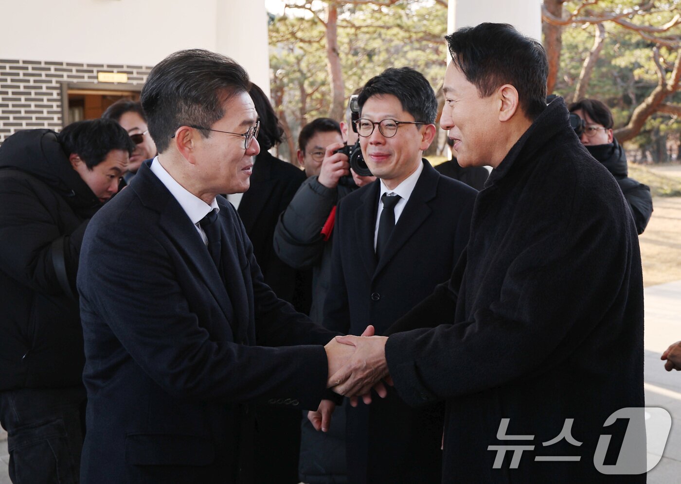 본문 이미지 - 오세훈 서울시장(오른쪽)과 정원오 성동구청장이 새해 첫 날인 1일 서울 동작구 국립서울현충원에서 현충탑 참배를 마치고 인사를 나누고 있다. 2026.1.1 ⓒ 뉴스1 임세영 기자