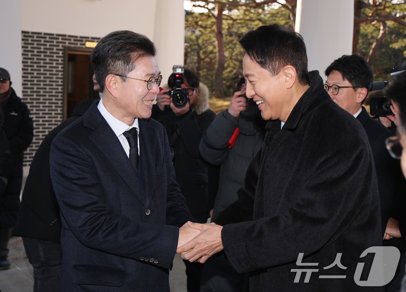 본문 이미지 - 오세훈 서울시장(오른쪽)과 정원오 성동구청장이 새해 첫 날인 1일 서울 동작구 국립서울현충원에서 현충탑 참배를 마치고 인사를 나누고 있다. 2026.1.1 ⓒ 뉴스1 임세영 기자
