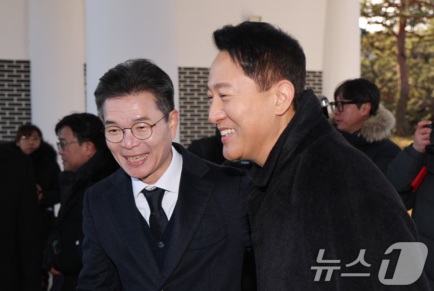 (서울=뉴스1) 임세영 기자 = 오세훈 서울시장(오른쪽)과 정원오 성동구청장이 새해 첫 날인 1일 서울 동작구 국립서울현충원에서 현충탑 참배를 마치고 나란히 이동하고 있다. 202 …
