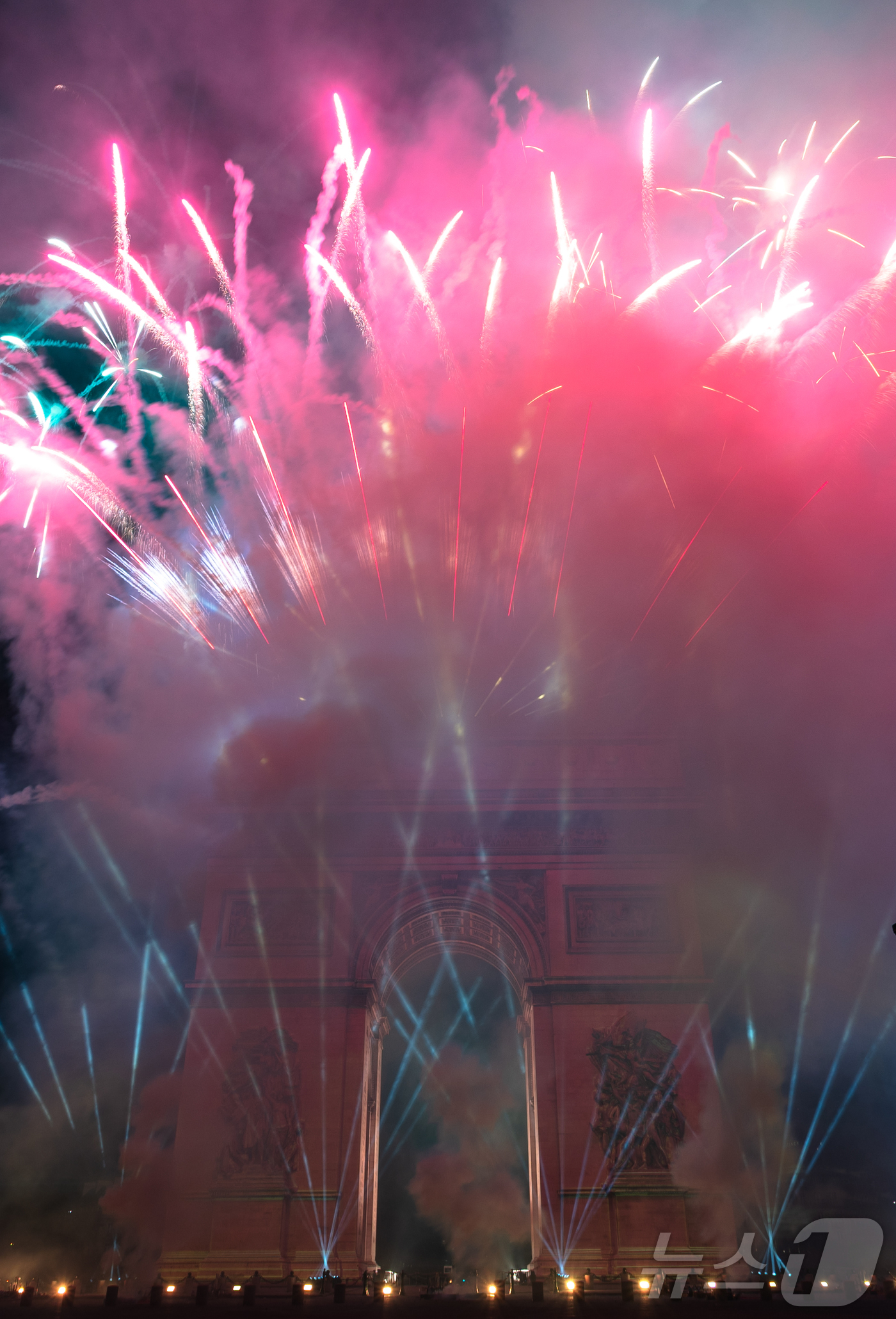 (파리=뉴스1) 이준성 기자 = 2026년 새해를 맞은 1일 0시(현지시간) 프랑스 파리 개선문 일대에서 신년 불꽃놀이가 펼쳐지고 있다. 2026.1.1/뉴스1