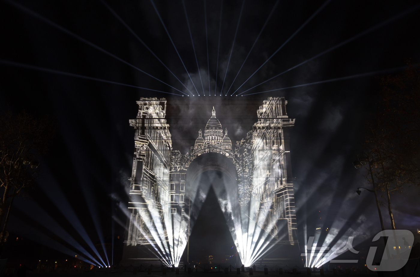 (파리=뉴스1) 이준성 기자 = 2026년 새해를 맞은 1일 0시(현지시간) 프랑스 파리 개선문 일대에서 신년 불꽃놀이가 펼쳐지고 있다. 2026.1.1/뉴스1