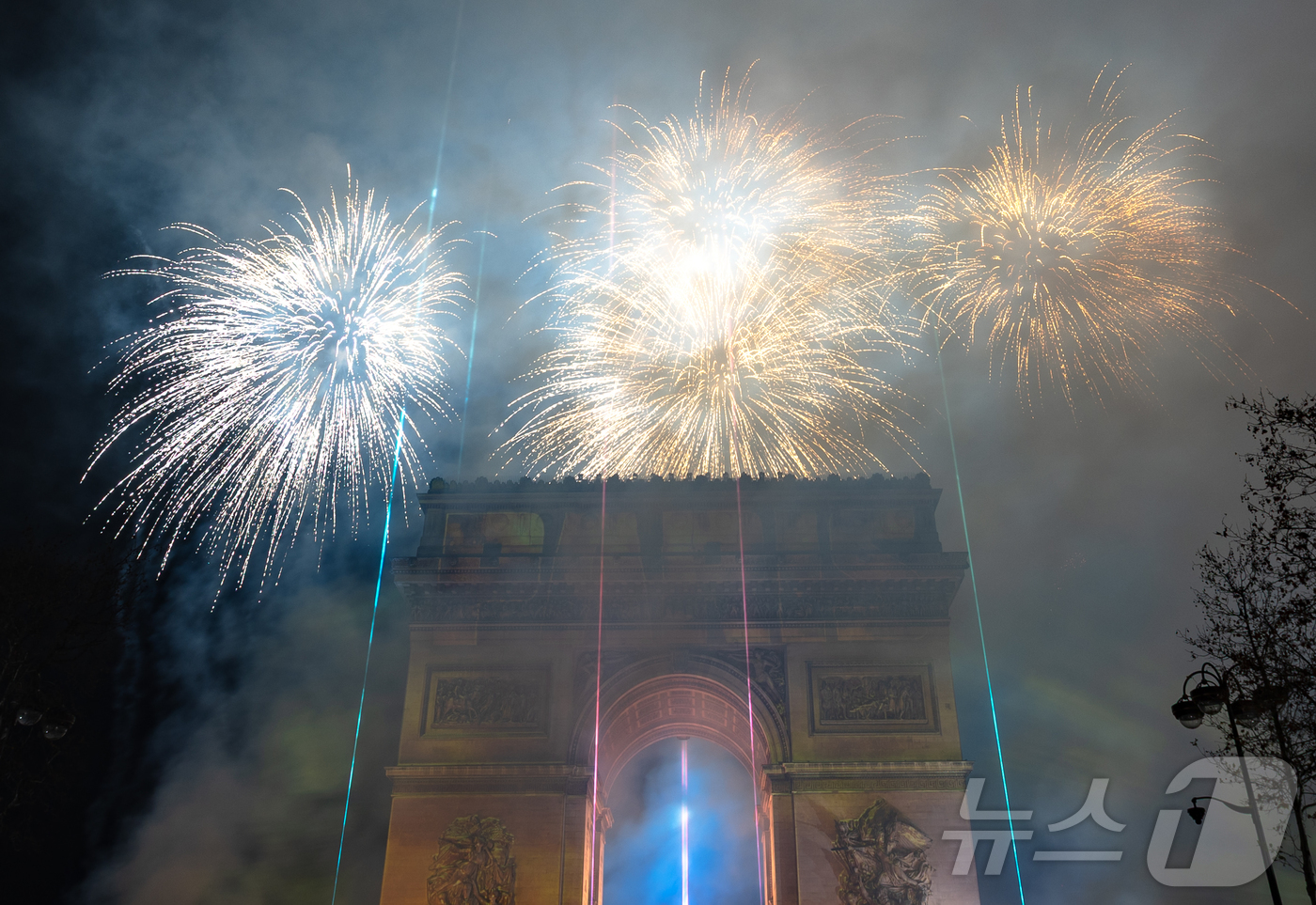 (파리=뉴스1) 이준성 기자 = 2026년 새해를 맞은 1일 0시(현지시간) 프랑스 파리 개선문 일대에서 신년 불꽃놀이가 펼쳐지고 있다. 2026.1.1/뉴스1