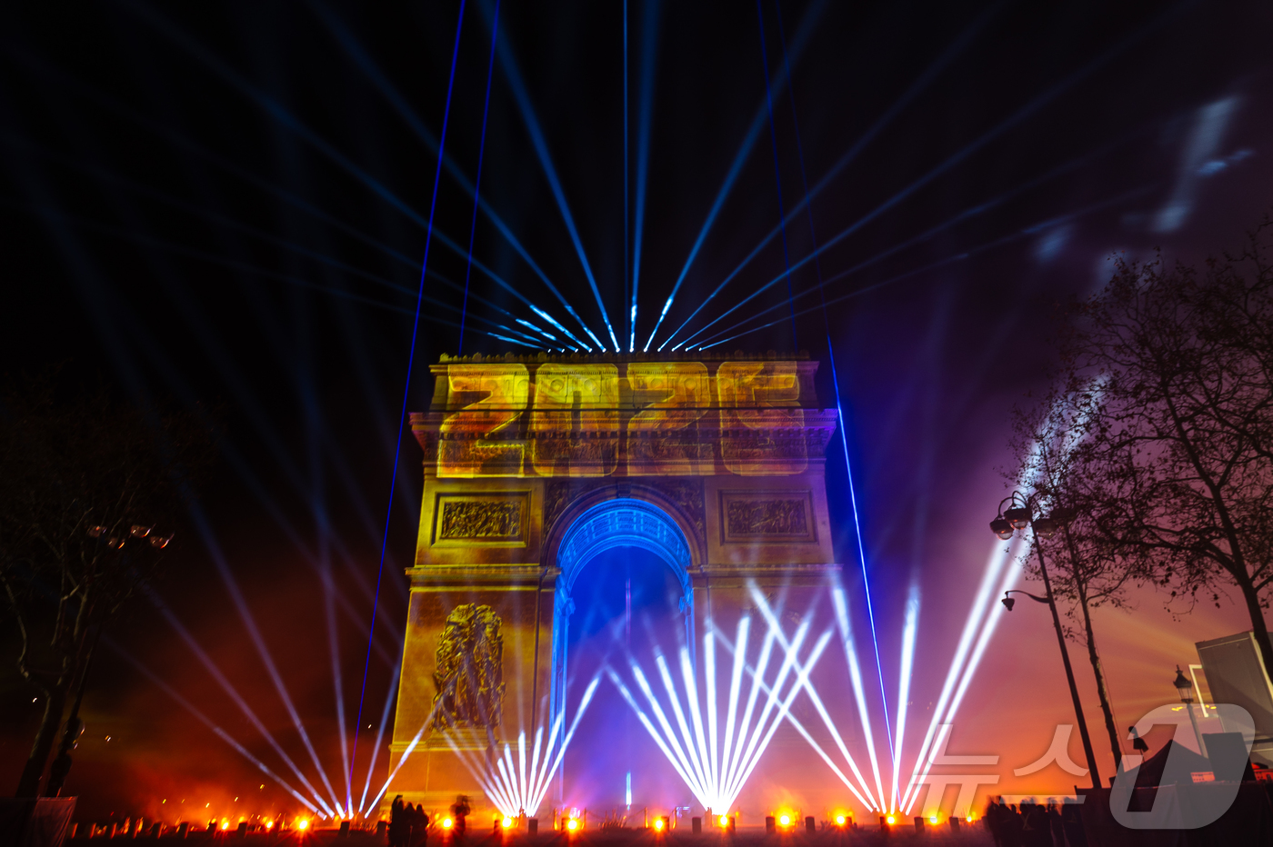 (파리=뉴스1) 이준성 기자 = 2026년 새해를 맞은 1일 0시(현지시간) 프랑스 파리 개선문 일대에서 신년 불꽃놀이가 펼쳐지고 있다. 2026.1.1/뉴스1